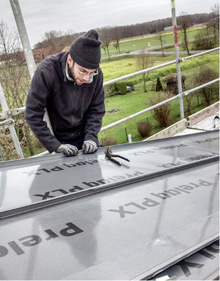 
Befestigung der Ortgangscharam Dachrand 
