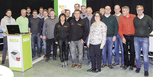 
Gastgeberin Maria Schechtl (vorne) mit Mitgliedern des BAUMETALL-Treffs
