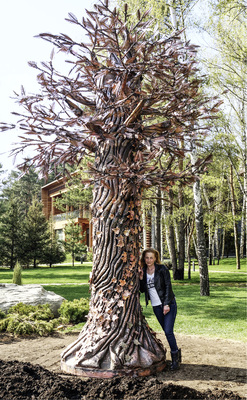 



Elena Iwanowa und eines ihrer Kunstwerke: ein Baum aus Kupfer
