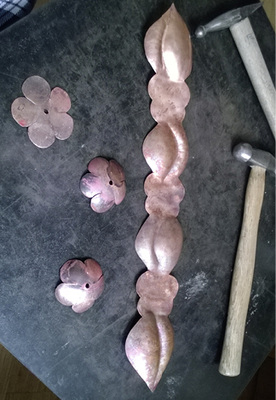 
Die einzelnen Schmuck-elemente werden per Ausstechen und Prägen hergestellt
