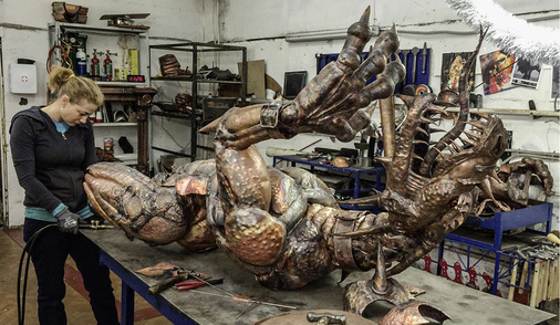 
Die Künstlerin bei der Herstellung eines Kupferdrachens 
