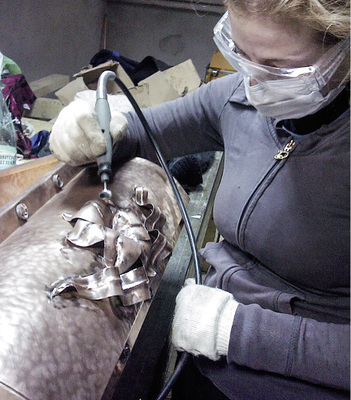 
Die russische Kupferkönigin kreiert florale Ornamente 
