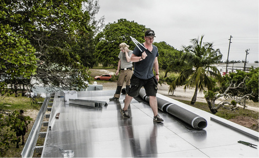 
Arbeiten an der Unterkonstruktion für das Pultdach
