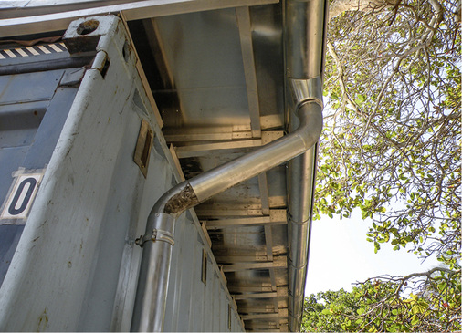 
Die Regenrinne mit Fallrohr am fertigen Containerdach

