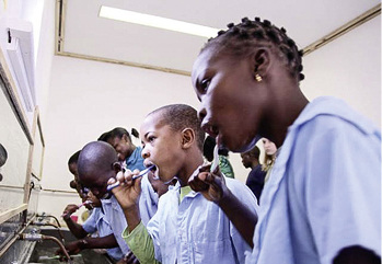 
Die fertige Zahnprophylaxe-Station in Benutzung
