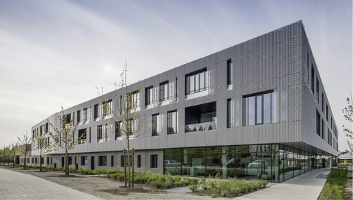 



Schickes Lochmuster: das neue Firmengebäude der EOS GmbH in Krailing mit Struktur-Fassade
