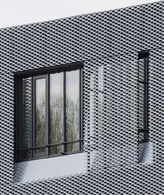 
Die licht- und luftdurchlässigen Elemente vor den Fenstern lassen sich verschieben und dienen auch als Sonnenschutz
