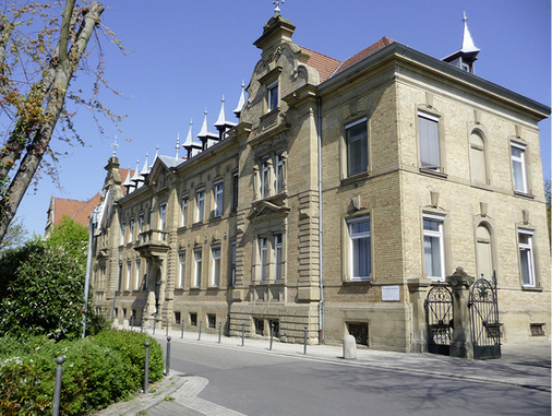 



Nicht mehr großherzoglich-badisch, aber wieder genauso prächtig wie damals: das 1896 fertiggestellte Amtsgericht Sinsheim nach der denkmalgerechten Dachsanierung
