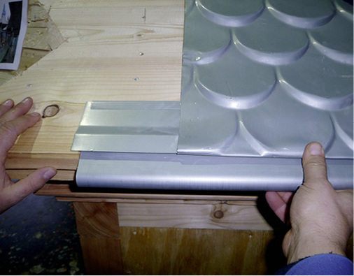 



Aufmaß und Zuschnitt des künftigen Gaubendaches erfolgten in der Werkstatt, die Befestigung der durchnummerierten Teile jedoch erst nach der Gaubenmontage auf dem Dach
