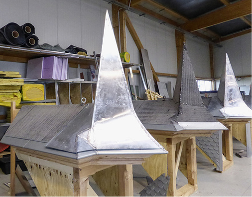 
In der Blechner-Werkstatt wurde den Zierspitzen eine zusätzliche Lage Titanzink als zweite Ebene unter den späteren Schindelblechen angepasst



