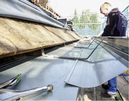 <p>
Detail der Dachentwässerung mit Trägerprofilblech, den aufge-arbeiteten Rinnenhaltern sowie dem nach alten Zeichnungen erneuerten Karniesblech
</p>

<p>
</p> - © Foto: Dipl.-Ing. Peter Roggenbau

