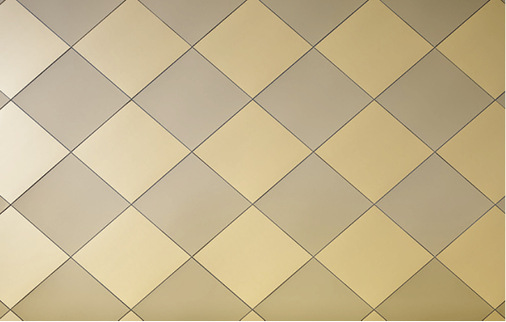 Die Harmonie außen entsteht durch den rhythmischen Wechsel von matten und glänzenden Rauten&nbsp;...
