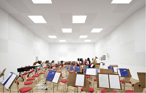 <p>... während innen die perfekte Harmonie mit unterschiedlichen Instrumenten erzeugt wird</p> - © Architekturbüro Franz für Prefa 