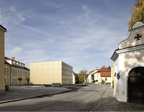<p>Umgeben von historischen Gebäuden ist der goldene Rauten-Kubus ein echter Hingucker</p> - © Architekturbüro Franz für Prefa 