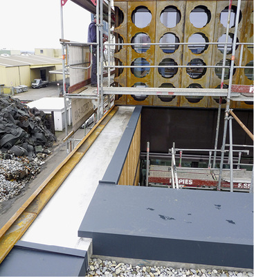 
Montage eines gelochten Stahlsegments am Pavillon 
