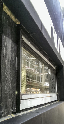 <p>
Fensterdetail während der Bauarbeiten im Sommer 2014
</p>