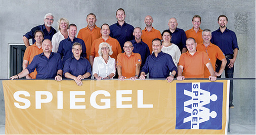 Das Spiegel-Team freut sich über den gelungenen Neubau

