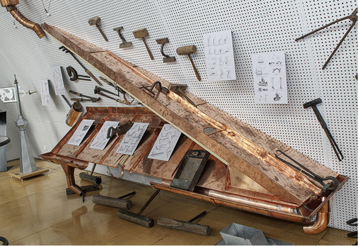 
EIn Dachmodell veranschaulicht, wie ein Stehfalzdach samt Dachentwässerung entsteht
