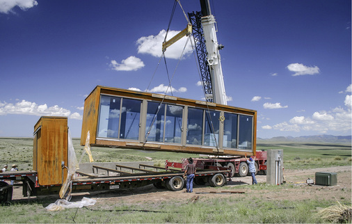 



Die Module für Weehouse (siehe auch Titelfoto) werden mit dem Lkw geliefert und per Kran an Ort und Stelle gesetzt
