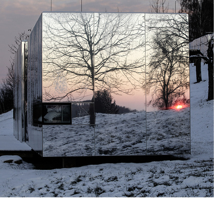 
Die Aluminium-Fassade wird zur Projektionsfläche für Schauspiele der Natur



