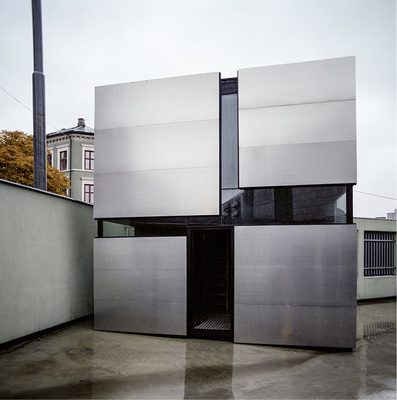 



Boxhome von Rintala Eggertson Architects aus Oslo wurde mit Metall bekleidet
