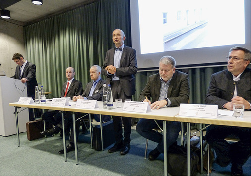 ZVSHK-Bundesfachgruppenleiter Klempnertechnik, Ulrich Leib, leitete die Diskussionsrunde souverän
