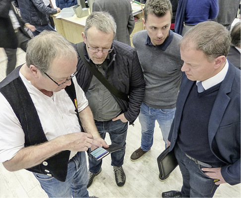 <p>... die Rainer Löber (SDS-Systems) dazu nutzte, Benno Lees und René Stüssi (beide Suissetec, Schweiz) sowie Claudio Cristina (Rheinzink, Schweiz) die neue Smartphone-Aufmaßtechnik vorzustellen</p> - © Buck