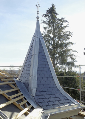 
Der Spitzturm wurde mit Titanzink-Kehlen, Gratblechen und einer Turmspitze ausgestattet
