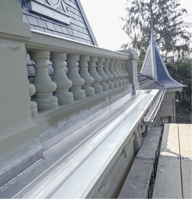 
Neu erstellte Sandstein-Balustrade mit Gesimsrinne aus mattiertem Edelstahl der Marke Ugitop
