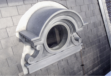 
Runde Mansardenfenster-Einfassung aus Titanzink
