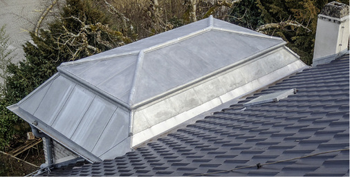 
Ein neues Dach mit Wulsten und liegenden Falzen, wie das historische Original
