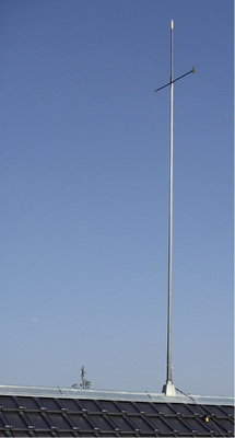 
Profilierte Firstabdeckung und sanierte Blitzschutzstange mit Richtungszeiger
