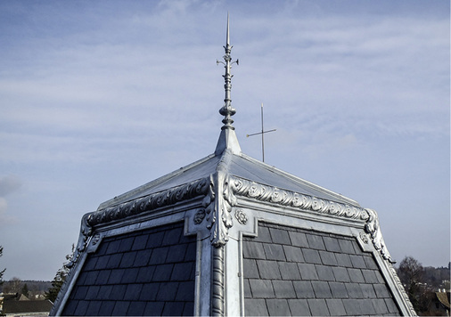 
Die Krönung der Spengler-arbeiten aus Titanzink punkten mit profilierten Anschlussleisten, Eckabschlussköpfen undeiner aufwendigen Turmspitze
