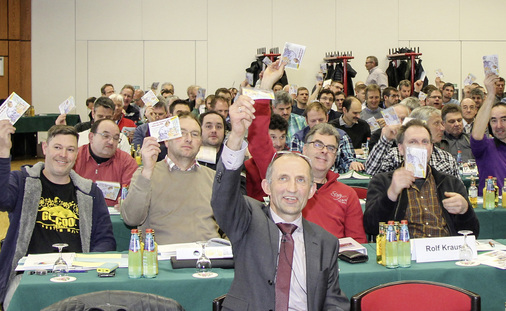 
BAUMETALL-Gastgeschenk: Die Besucher des Klempnertreffs freuen sich über das Vorlesebuch „ … und der Klempner sitzt nicht neben dem Klo!“
