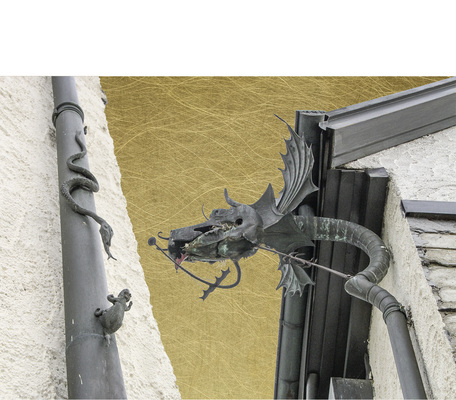 
Am Regenrohr der Flaschnerwerkstatt tut sich was: Eine im Drachenmaul lebende Schlange macht sich auf die Suche nach dem Abendessen. Vielleicht weiß die Bronzemaus welches Restaurant heute geöffnet hat
