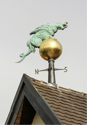
Der Wetterdrache auf dem Nachbarhaus beobachtet aufmerksam, wer Karl Schlechts Flaschner-Märchenland betritt 

