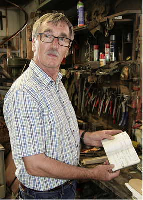 
Karl Schlechts Neffe Reiner Held zeigt das Notizbuch des außergewöhnlichen Kunstflaschners, ... 
