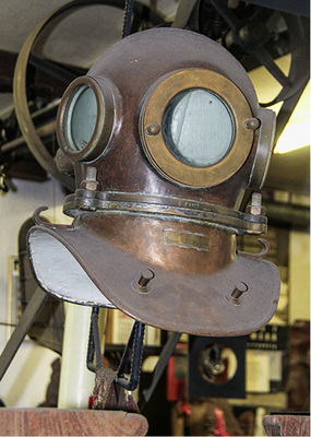 
Der Kupferhelm eines Tiefseetauchers hat einen besonderen Platz in der Künstlerwerkstatt
