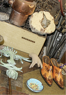 
Eine Kupfermaske und die Schuhe des kleinen Muck wirken inspirierend, ...
