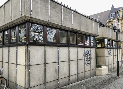 
Der Fachbetrieb verschraubte die Unterkonstruktion aus Aluminium direkt an der Betonwand
