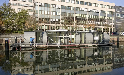 



Baustelle auf dem Wasser: Bekleidung der gewölbten und planen Oberflächen
