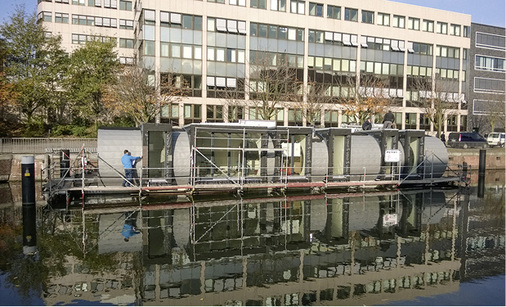 <p>
</p>

<p>
Baustelle auf dem Wasser: Bekleidung der gewölbten und planen Oberflächen
</p> - © Foto: VM-Zinc, Essen

