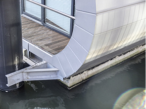 



Fassadendetail am Übergang von Schwimmkörper zu Bootsaufbau
