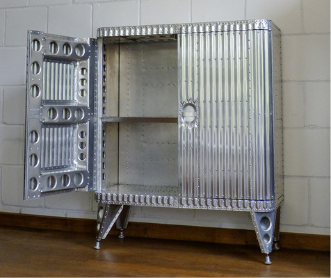 
Flugzeugschrank mit Wellblechtüren
