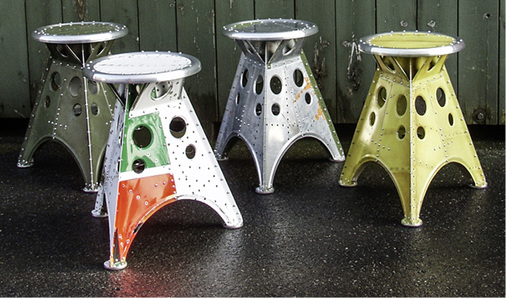 
Diverse Hocker im Flugzeug-Look
