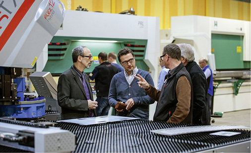 
Fachdiskussion im Spiegel-Showroom
