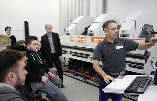 
Dieser Jorns-Doppelbieger wurde von Spiegel an die Berufsschule in Lenzburg geliefert 
