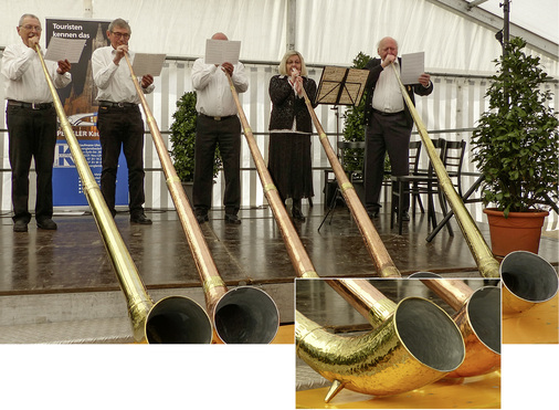 
Gottlieb Dangels „Albhorn-Quintett“ spielt anlässlich der Los-sprechungsfeier der Ulmer Klempnergesellinnen und -gesellen auf handgefertigten Klempner-Alphörnern aus Messing und Kupfer 
