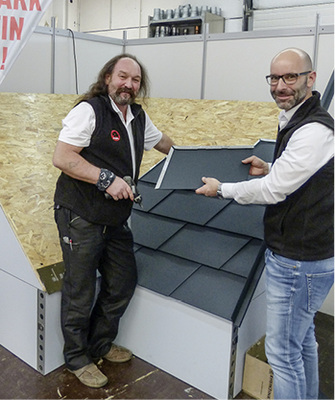 <p>
Jens Opitz und Frieder Zaiß montieren am Prefa-Klopfmodell Prefa-Dachschindeln 
</p>