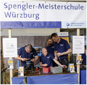 <p>
Spenglermeisterschüler in Aktion
</p>